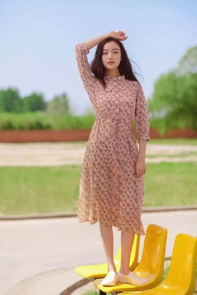 裙子混搭运动鞋 时髦的人都这么穿