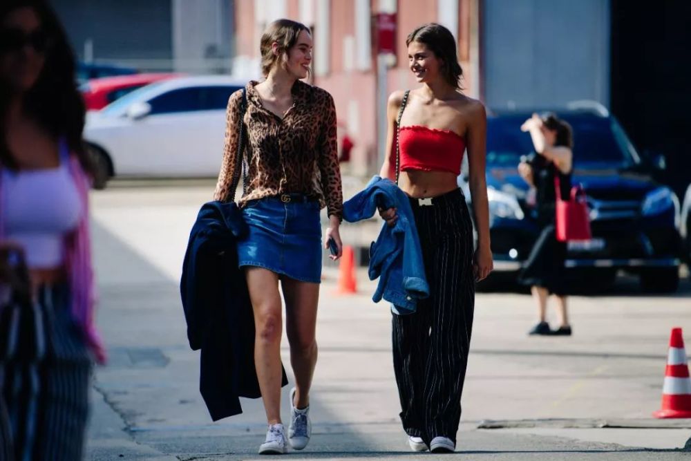 裙子混搭运动鞋 时髦的人都这么穿