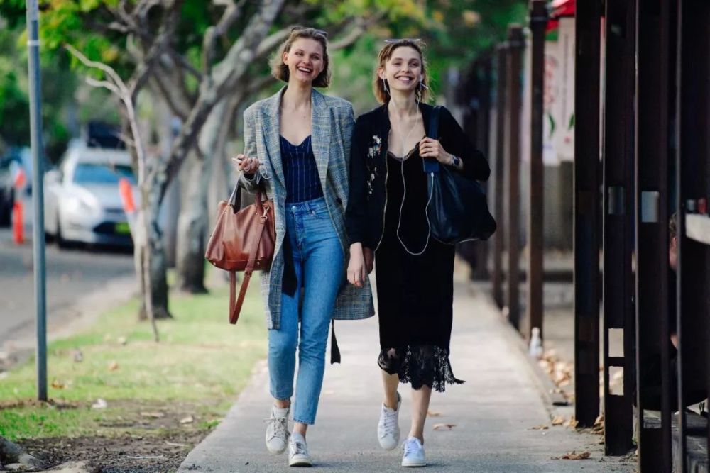 裙子混搭运动鞋 时髦的人都这么穿