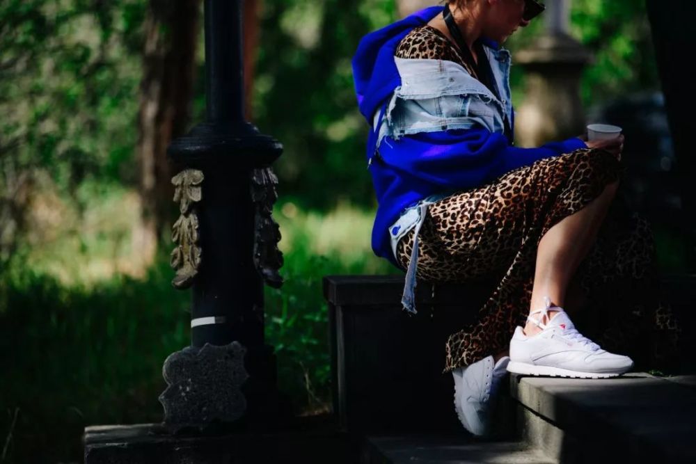 裙子混搭运动鞋 时髦的人都这么穿