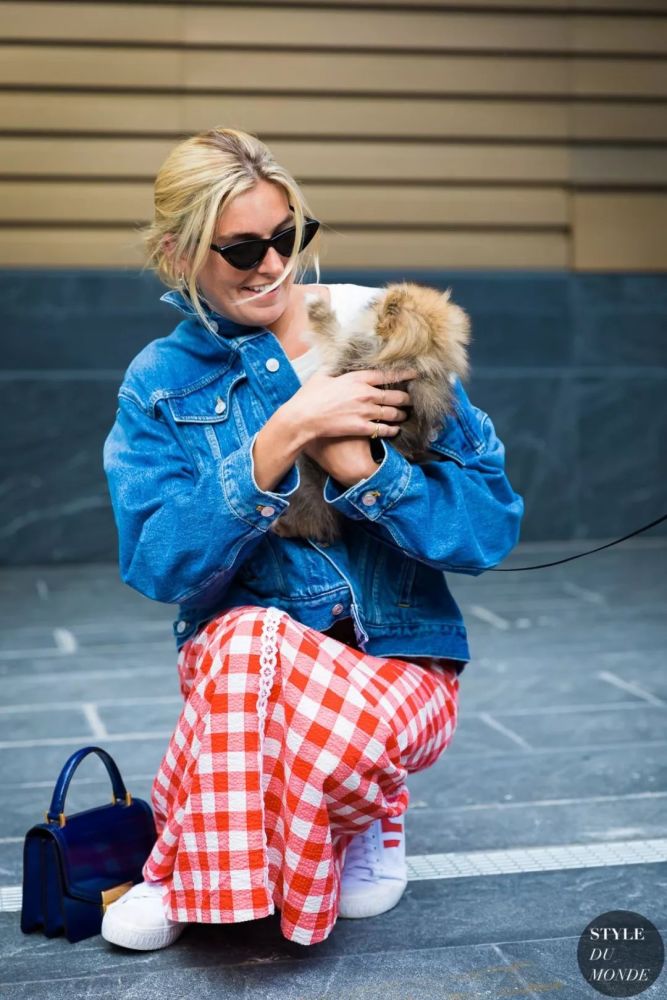 裙子混搭运动鞋 时髦的人都这么穿