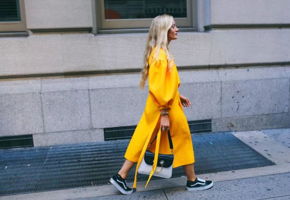 裙子混搭运动鞋 时髦的人都这么穿