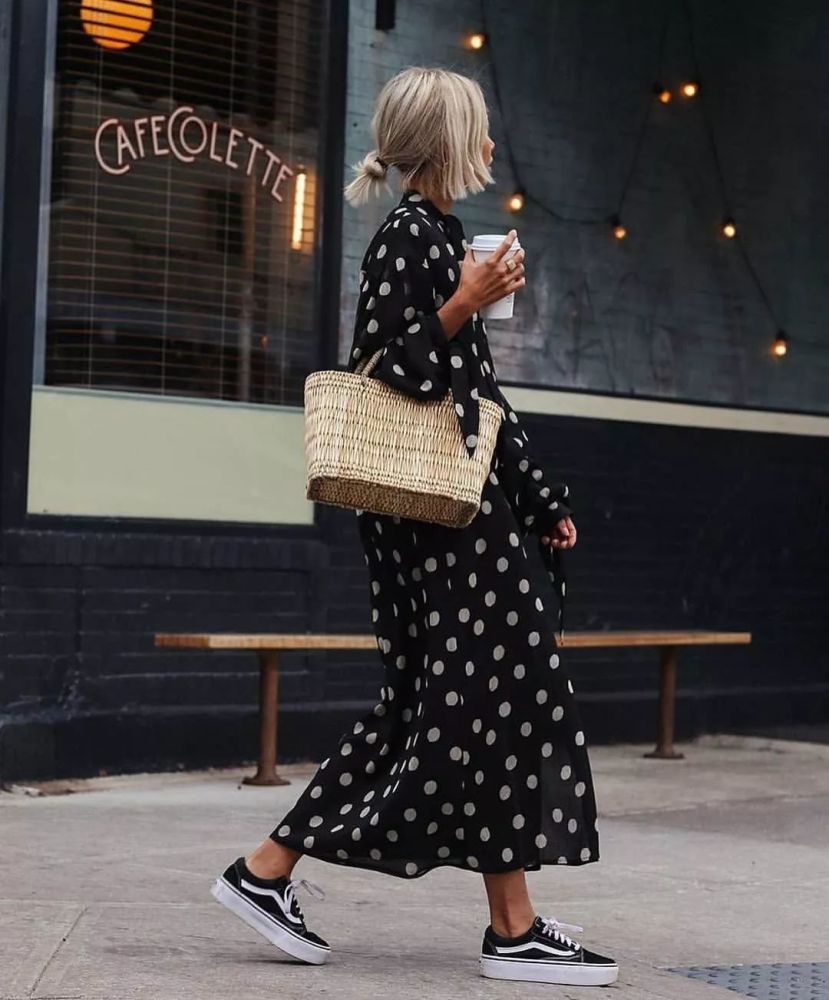 裙子混搭运动鞋 时髦的人都这么穿