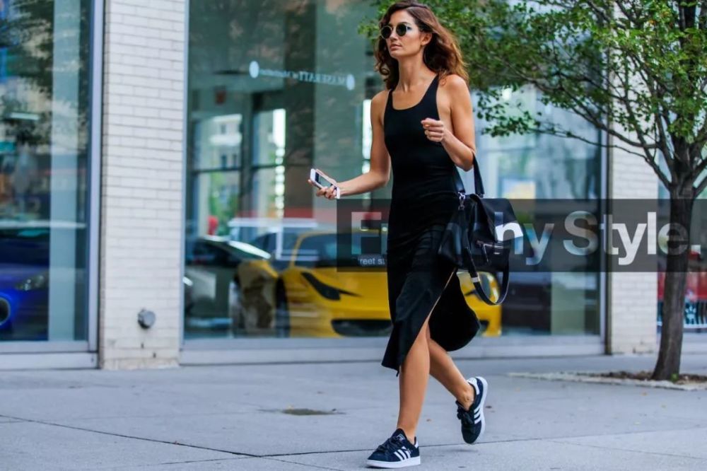 裙子混搭运动鞋 时髦的人都这么穿