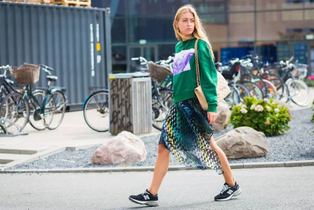 裙子混搭运动鞋 时髦的人都这么穿