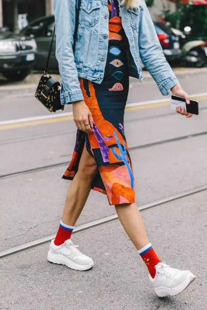裙子混搭运动鞋 时髦的人都这么穿