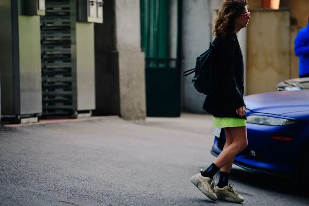 裙子混搭运动鞋 时髦的人都这么穿