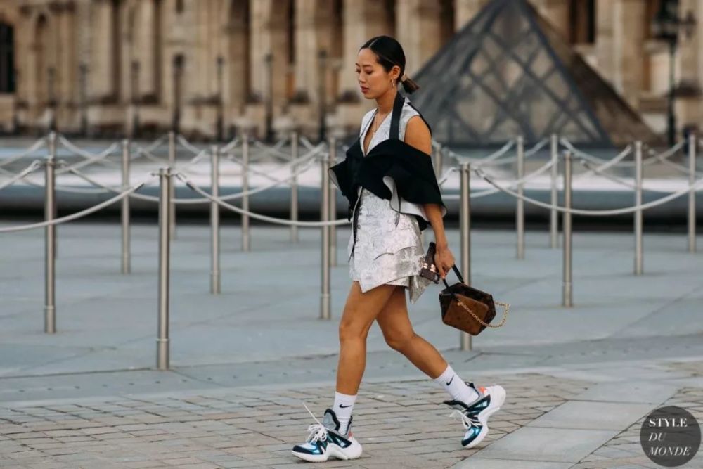 裙子混搭运动鞋 时髦的人都这么穿