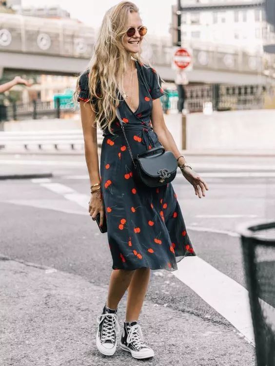 裙子混搭运动鞋 时髦的人都这么穿