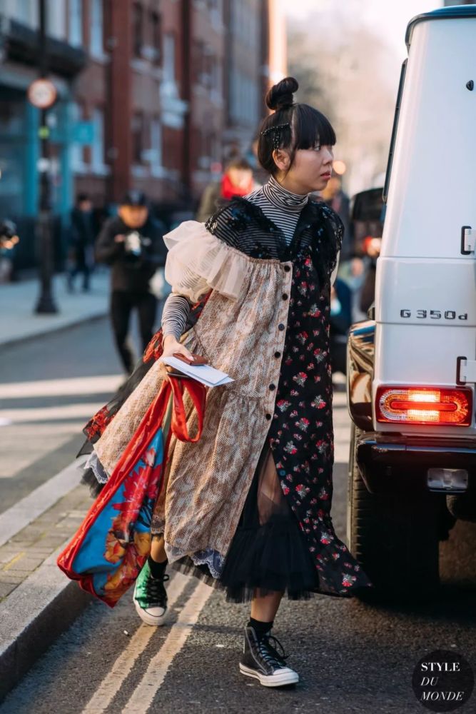 裙子混搭运动鞋 时髦的人都这么穿