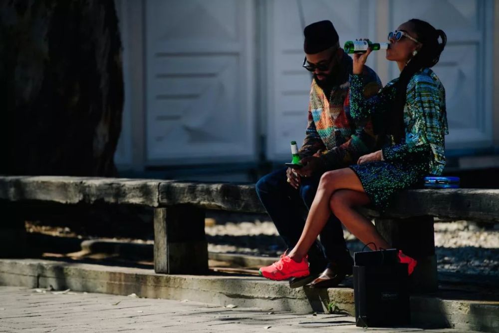 裙子混搭运动鞋 时髦的人都这么穿