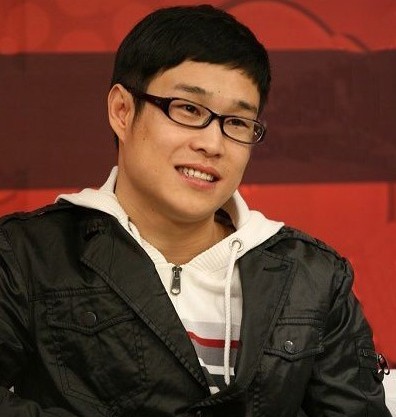 37岁无戏可演，曾是赵本山最爱的徒弟，宠丑妻13年，今成这样