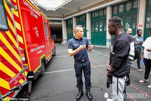 法国救童蜘蛛侠进入消防队工作,实习期月薪4