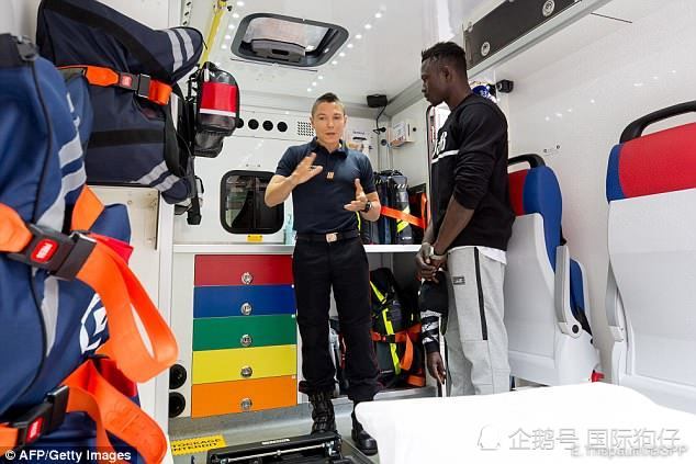 法国救童蜘蛛侠进入消防队工作,实习期月薪4