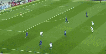 但阿根廷裁判员埃利松多还是果断吹了点球,操刀主罚的齐达内踢出勺子