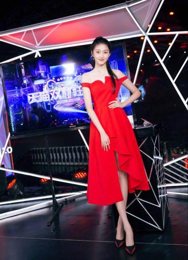 那些穿红裙子的美女明星,杨颖唐嫣美丽动人,你被谁惊艳到了呢?