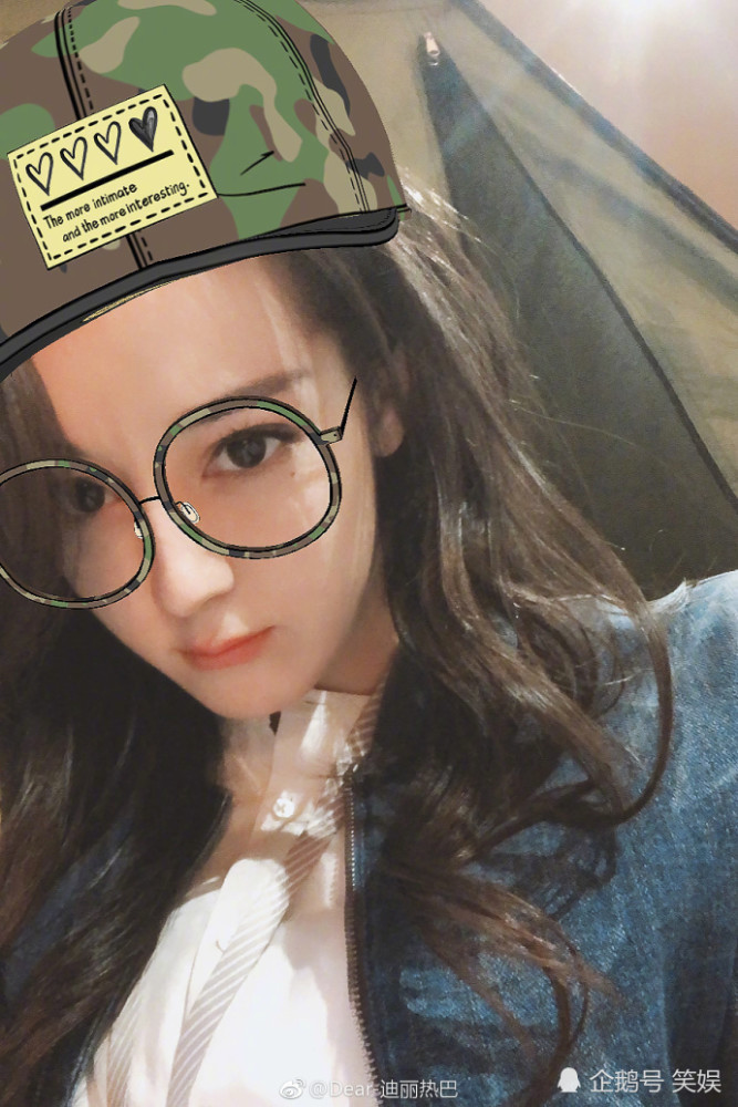 迪丽热巴晒萌照庆六一，自称大姐姐却被粉丝宠成宝贝
