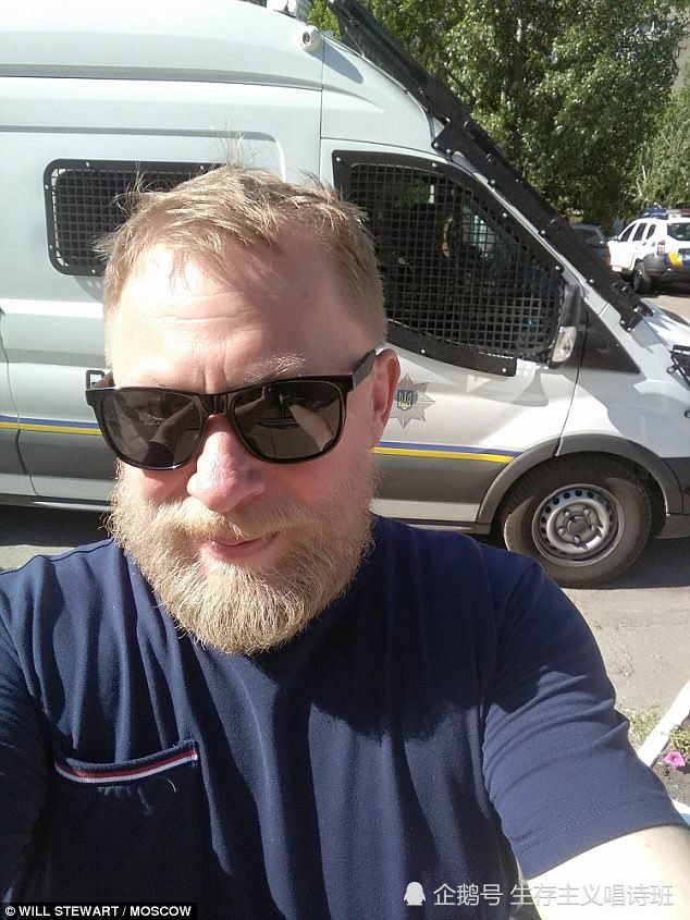 俄作家装死躲暗杀:涂猪血骗倒俄特工 将赴莫斯