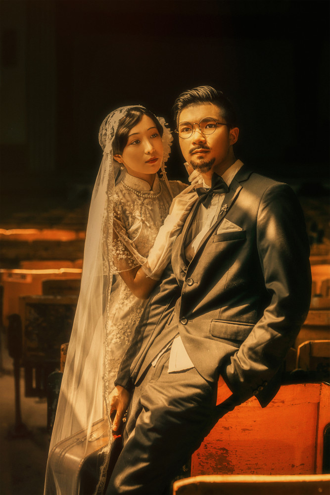 摄影师在80年代老电影院,拍民国婚纱照