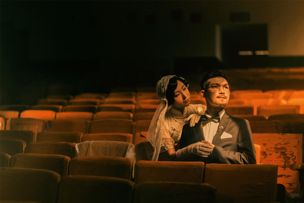 摄影师在80年代老电影院,拍民国婚纱照