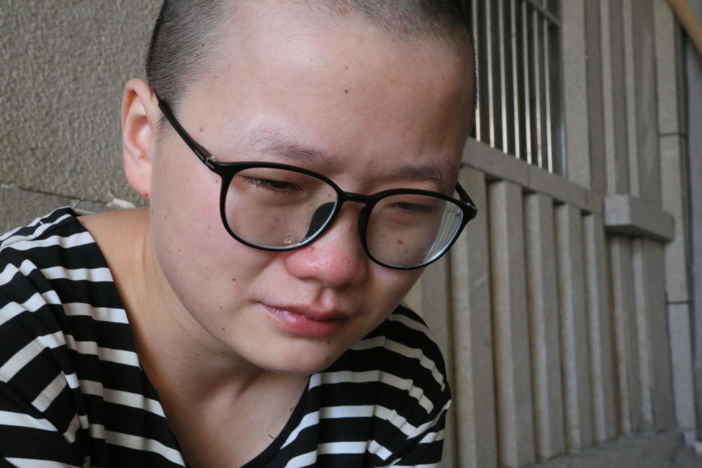 女孩父母双亡男友供她上完大学 生下女儿却数