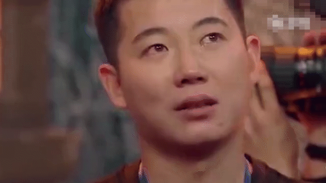 当成龙在唱《青春故事》的时候,台下100多个兄弟全部在流眼泪