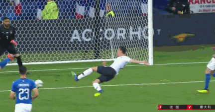 gif-巴神任意球打穿人墙 登贝莱天外飞仙