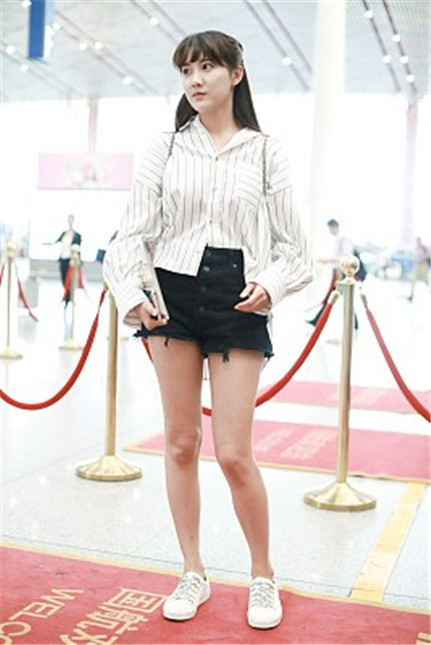 snh48李艺彤下下尖尖戳死人 怀抱书本变文青美腿白到发光