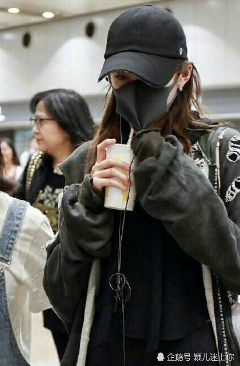 戴着口罩怎么喝奶茶?看关晓彤的这张照片就知