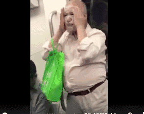 最近,有一位大爷火了 他火了不是因为碰瓷 而是因为他在地铁上 敷!面!