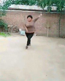 爆笑gif图:这耍的是什么拳我不知道,但这绝对是个灵活的胖妹子