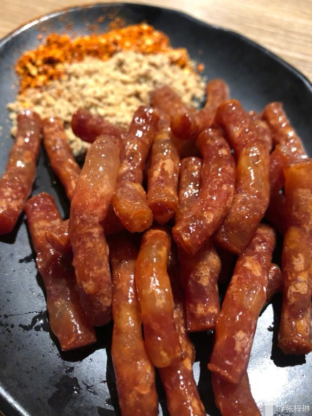 张梓琳难敌成都美食诱惑，深夜带胖妹撸串不惧肥胖