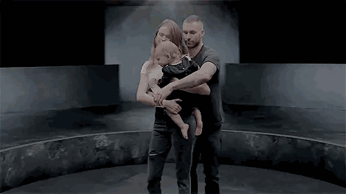 maroon 5通过mv传达女性非凡的魅力和力量,歌词反复唱着:「我需要一