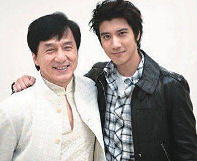 成龙助阵王力宏演唱会，俩人现场亲吻太“激情”，网友评论炸了