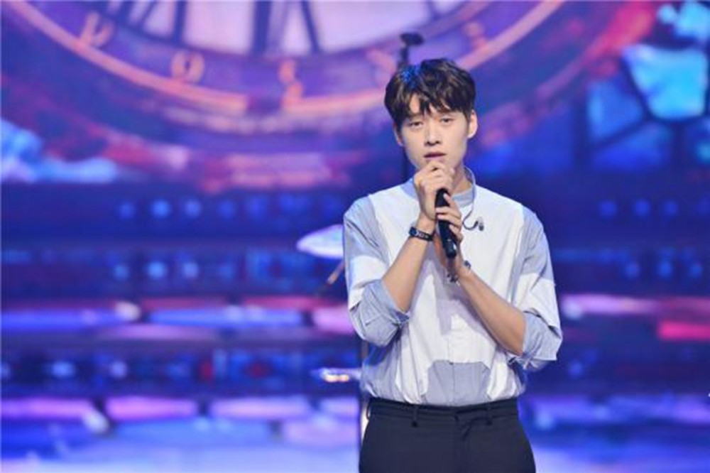 《创造101》sunnee站胡一天旁显娇小,毛不易