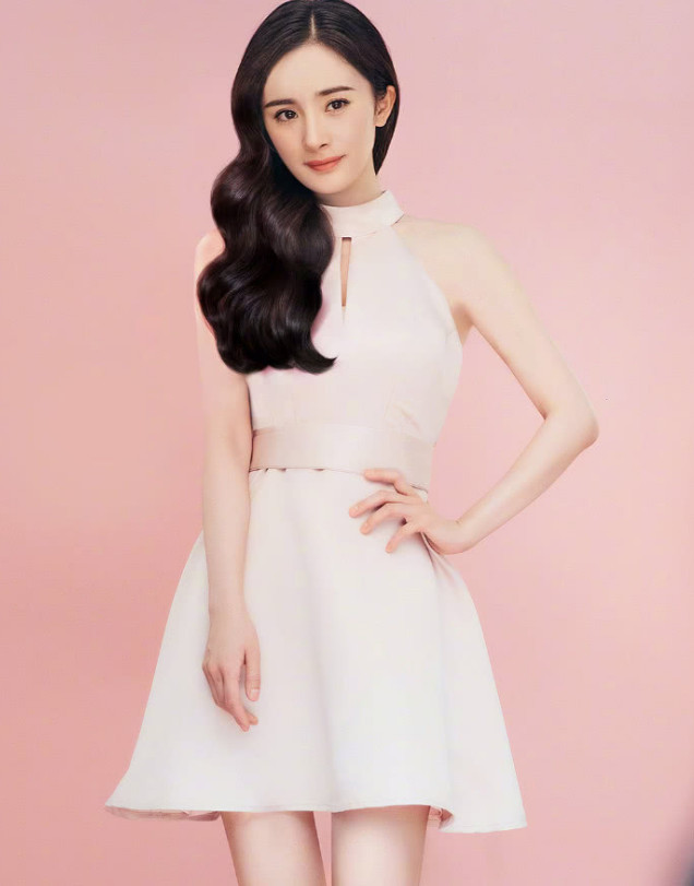 杨幂穿白色连衣裙出席活动大秀身材仙气十足,这鞋子娱乐圈只服她