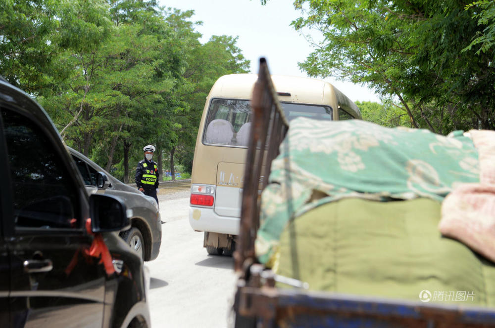 兰州工地拥堵 雇民工扮假警察执勤