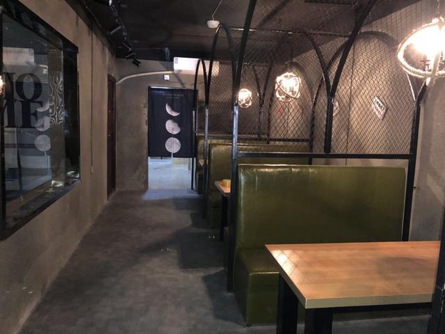 烧烤店的那种油烟大排档模式,木质桌椅和铁艺吊灯,装修风格很棒的哟
