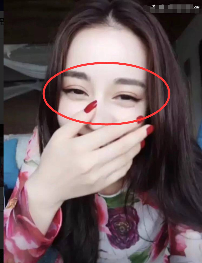 迪丽热巴生日直播关美艳依旧美成仙?双眼皮却