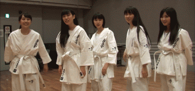 搞笑gif:这怂货,一看打针,吓得背着主人跑了,哈哈哈