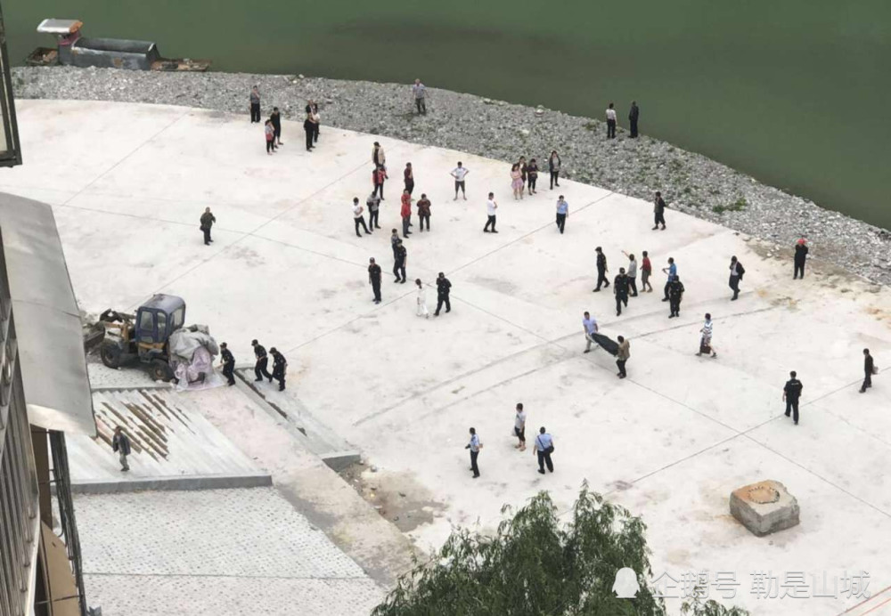 重庆巫溪发现一具男尸 漂在河面上