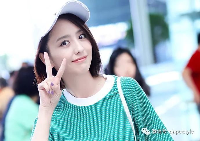 佟丽娅绿上衣配白短裤,清爽才是夏天的主流