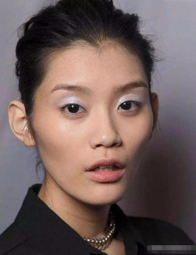 所以说,在欧美圈里,这就是一张代表亚洲的高级脸.单眼皮,扁平的鼻梁.