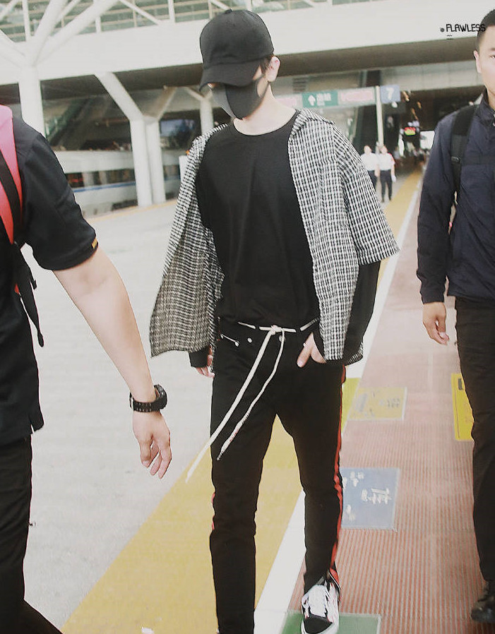 蔡徐坤把鞋带当皮带,网友:可能找不到皮带了