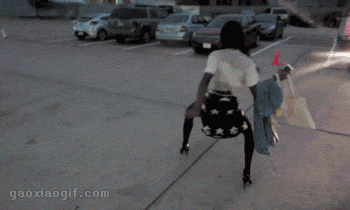 搞笑gif趣图:wow!这东西居然能大能小,妹子表情好亮