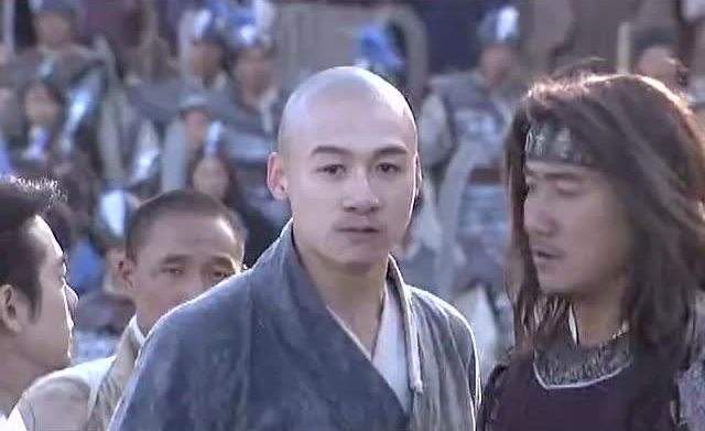 此人武功了得,撂倒段誉,吊打丁春秋,乔峰死后,成为了带头大哥
