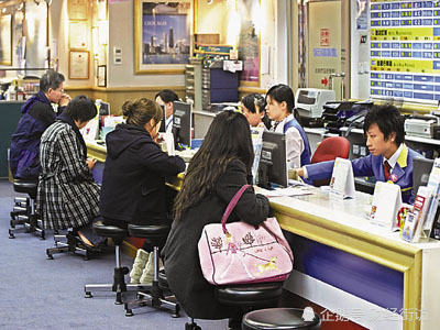 香港薪资是怎样?普通服务员每月工资1万,医生