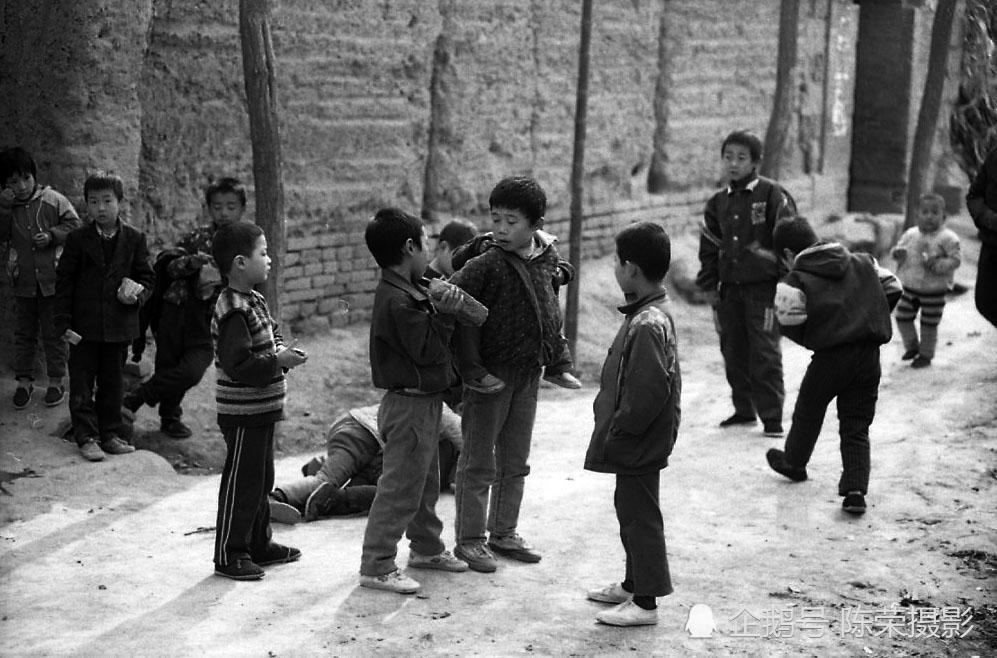 30年前农村孩子生活 坐在拉棉花柴车上回家