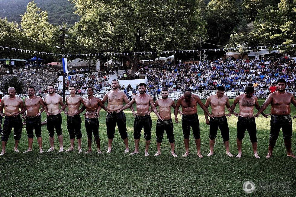 另类摔跤 肌肉男浑身抹油穿皮裤