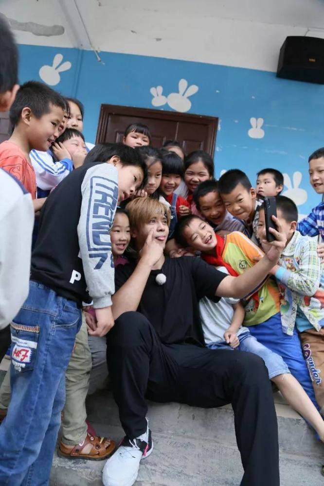 战》走进山村 黄渤黄磊孙红雷张艺兴罗志祥关